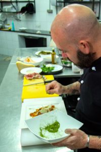 Colaso Bo prepara su receta para el Reto Moringa.