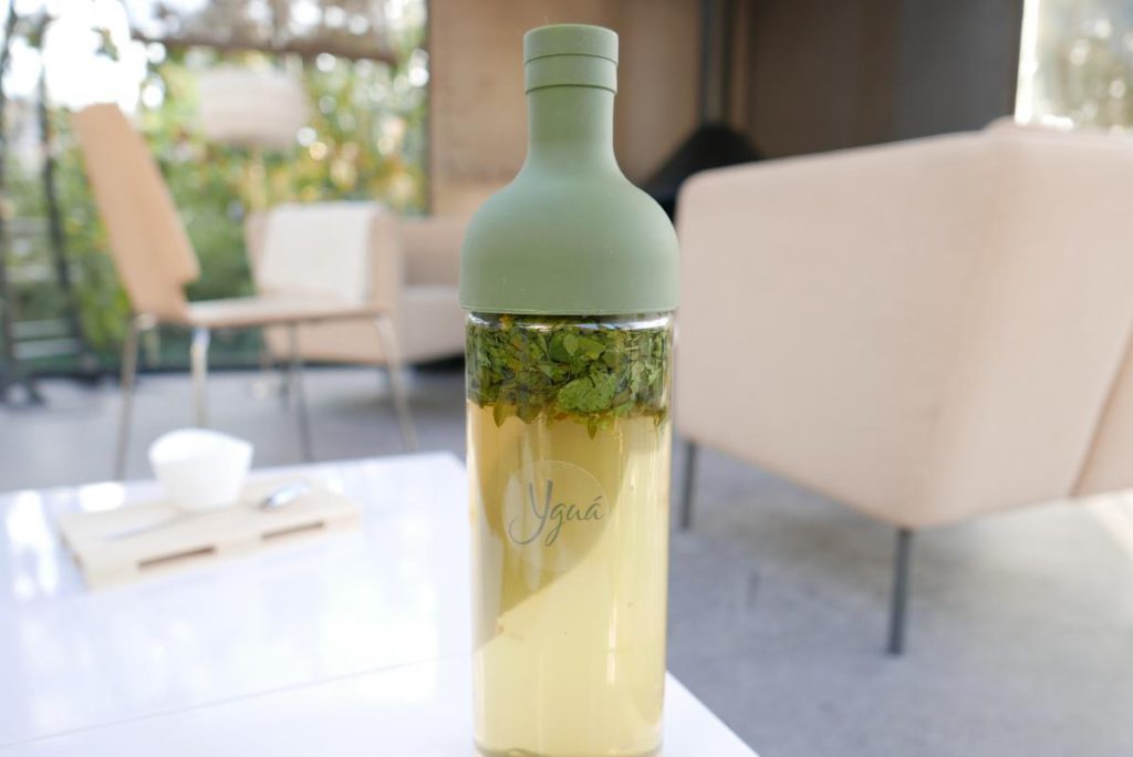 La mejor manera de preparar el agua con Moringa es macerándola en frío ©.