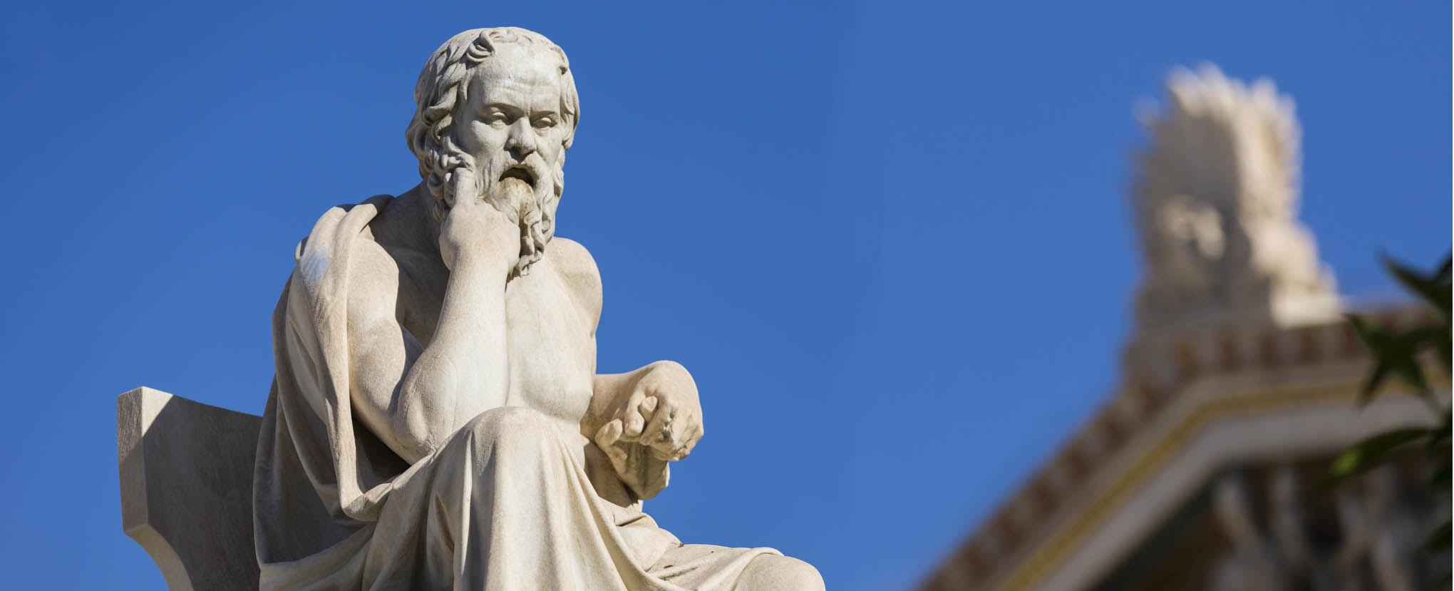 Estatua de Sócrates, maestro de Platón, quien a su vez tuvo a Aristóteles como discípulo. Se trata de los 3 representantes fundamentales de la filosofía de la Antigua Grecia, y de la cultura occidental.