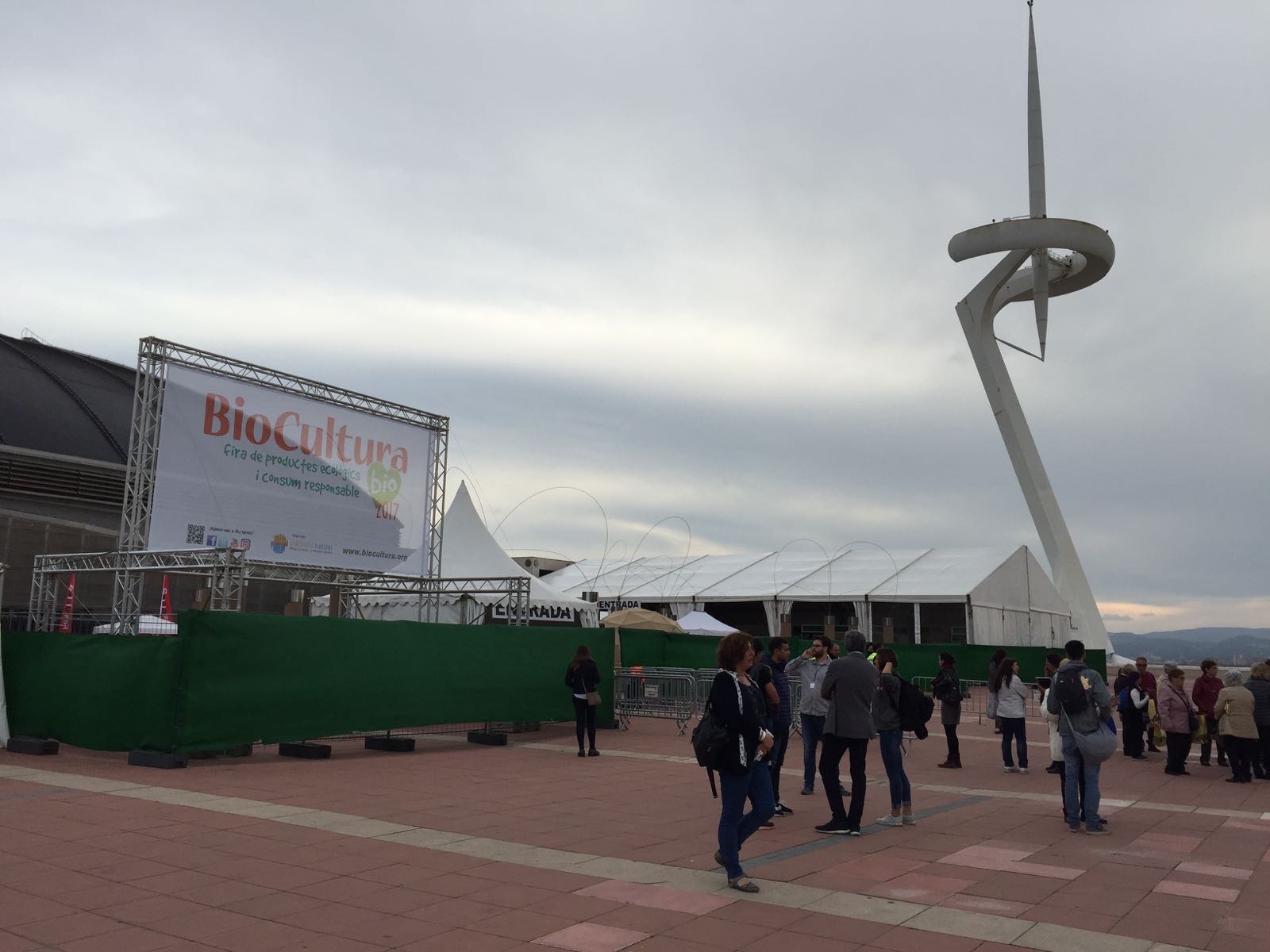 A pesar de haber habilitado nuevos espacios exteriores, la demanda sigue superando la capacidad del recinto en el que se celebra BioCultura Barcelona, Palau Sant Jordi. 