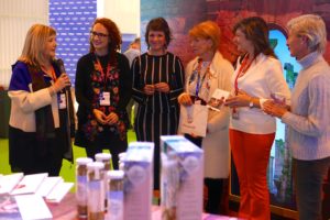 De izquierda a derecha, Alejandra Feldman, Periodista gastronómica; Teresa Valero, Directora de Información y Divulgación Científica en Fundación Española de la Nutrición; Antonella Ruggiero, Secretaria General de la Academia Iberoamericana de Gastronomía; Carolyn Steward, Co-fundadora de Yguá Moringa Guaraní; Marcela Bacigalupo, Ministra de Turismo del Paraguay, y María del Carmen Figueras, Directora y Co-fundadora de Moringa Guaraní.