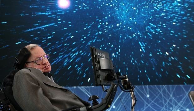 Según Hawking "El trabajo te da significado y propósito y la vida está vacía sin él."