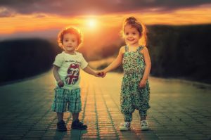La amistad es un valor crucial para entretejer con solidez la sociedad.