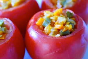 Tomates rellenos de verdura con salsa de Moringa y espinaca.