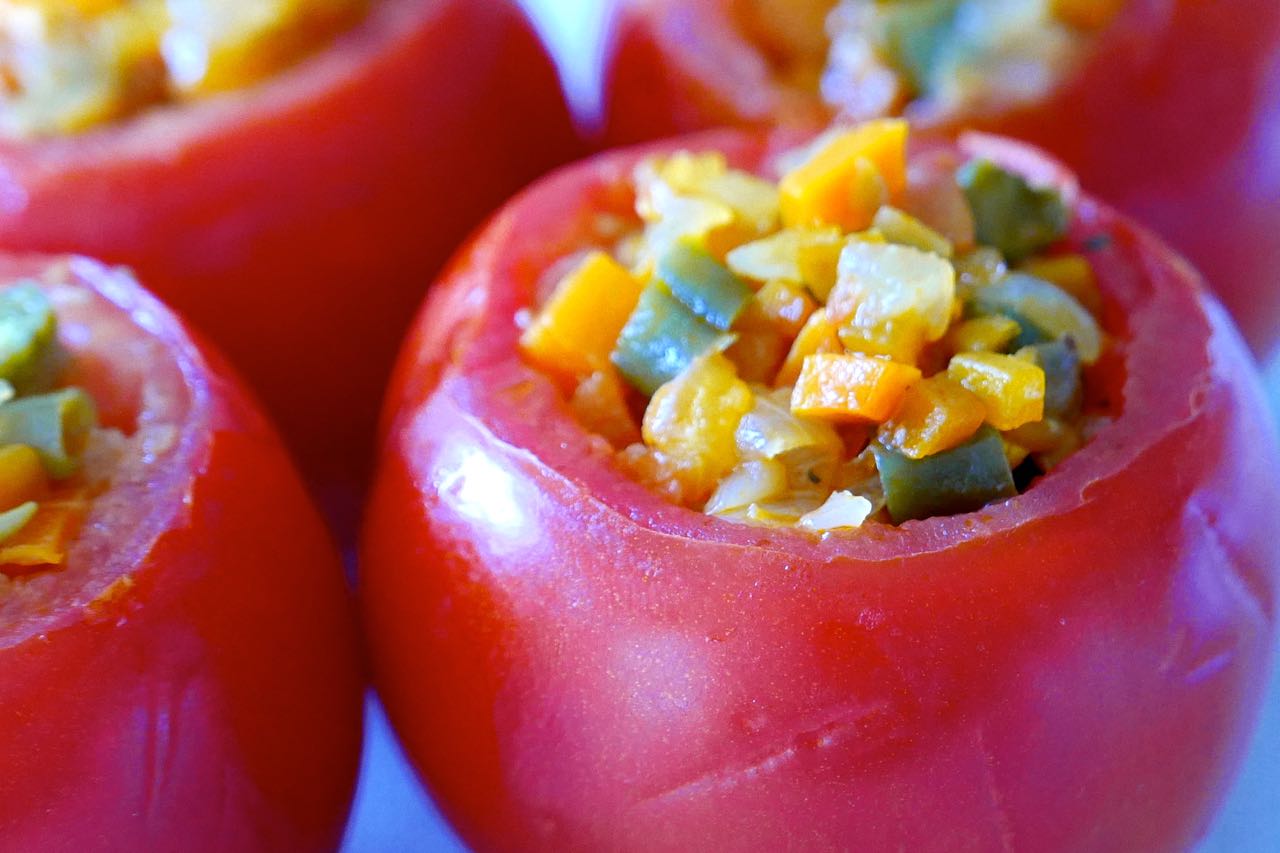 Tomates rellenos de verdura con salsa de Moringa y espinaca.