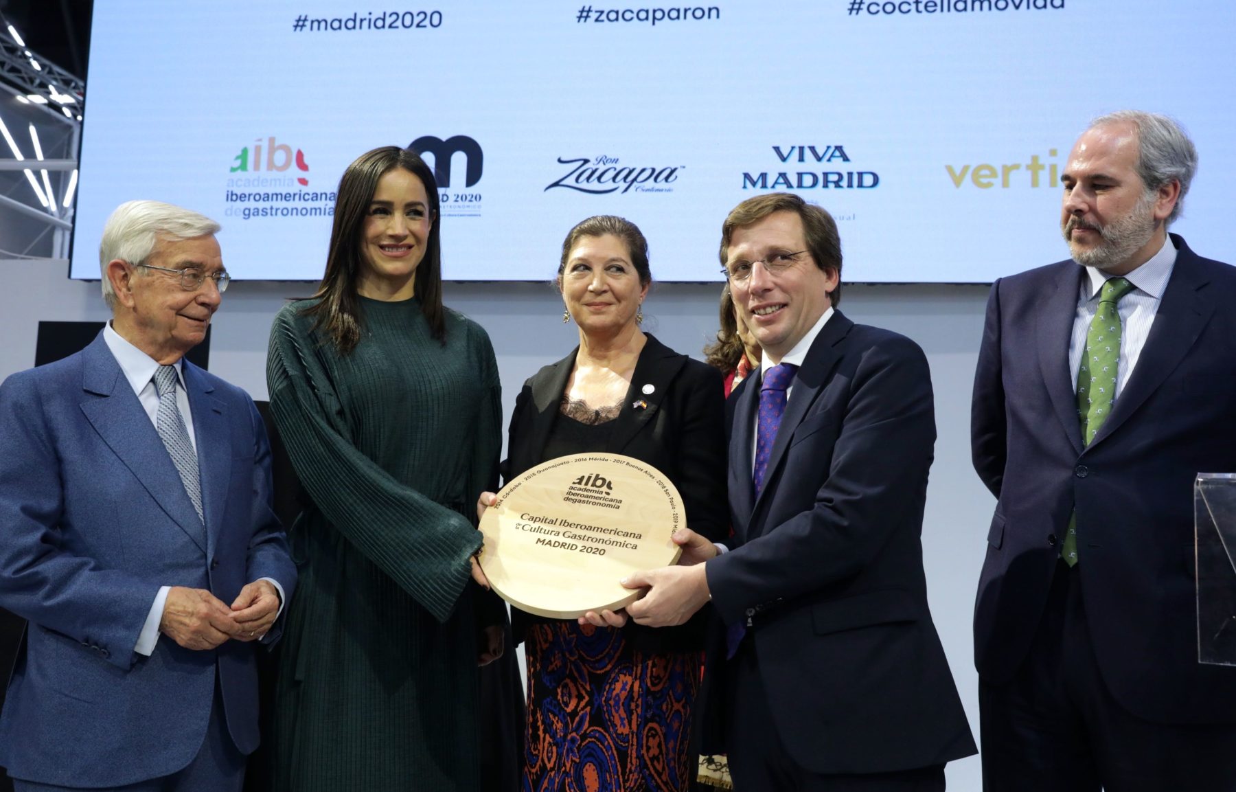 José Luis Martínez-Almeida, alcalde de Madrid, y Begoña Villacís, vicealcaldesa, sostienen la credencial de la nueva capitalidad madrileña.