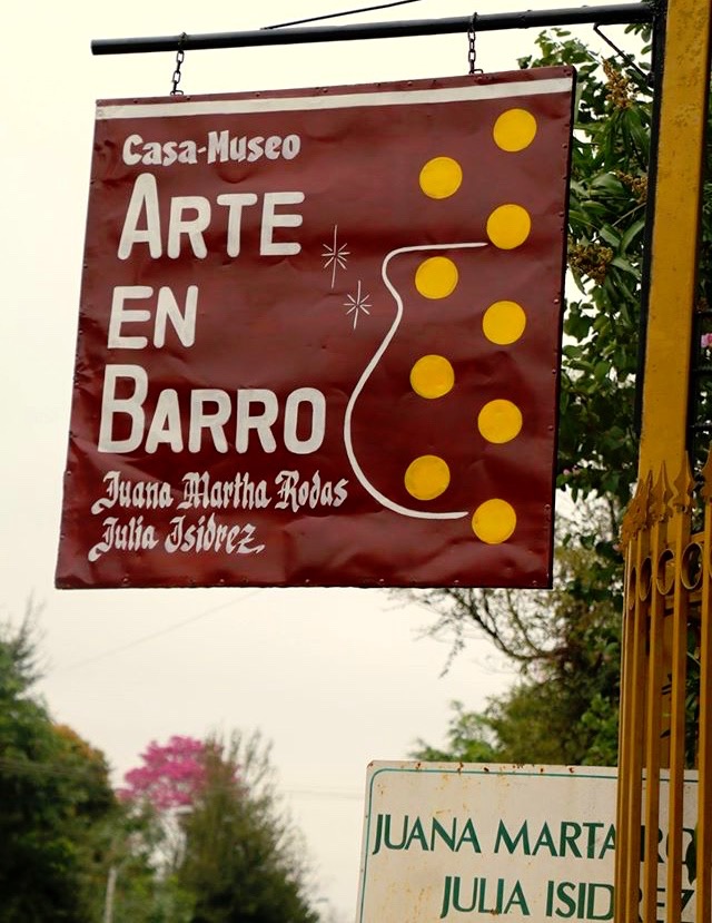 Cartel que preside la entra a la Casa Museo Arte en barro de de Itá,