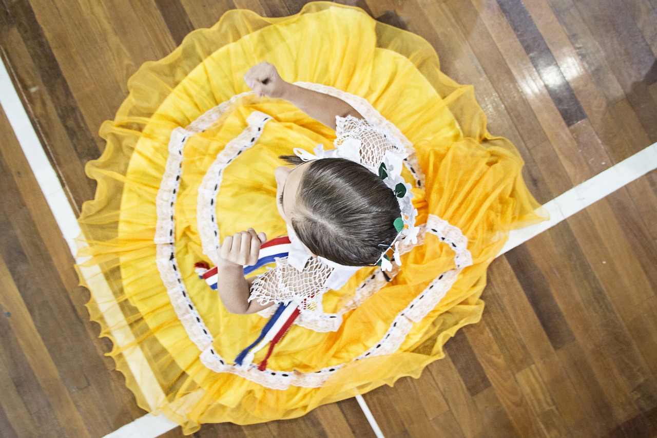 La danza paraguaya es un conjunto de expresiones artísticas de orígenes criollos y guaraníes.