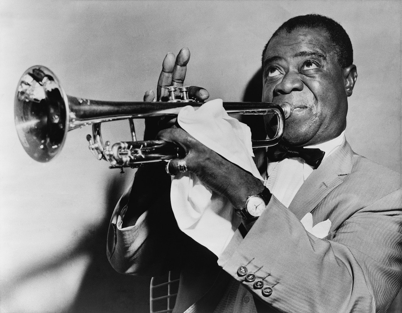 Louis Armstrong, una de las figuras más carismáticas e innovadoras de la historia del jazz.