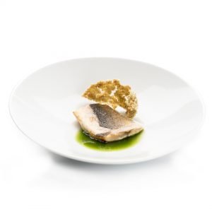 Lubina con dashi de algas y crujiente de Moringa.